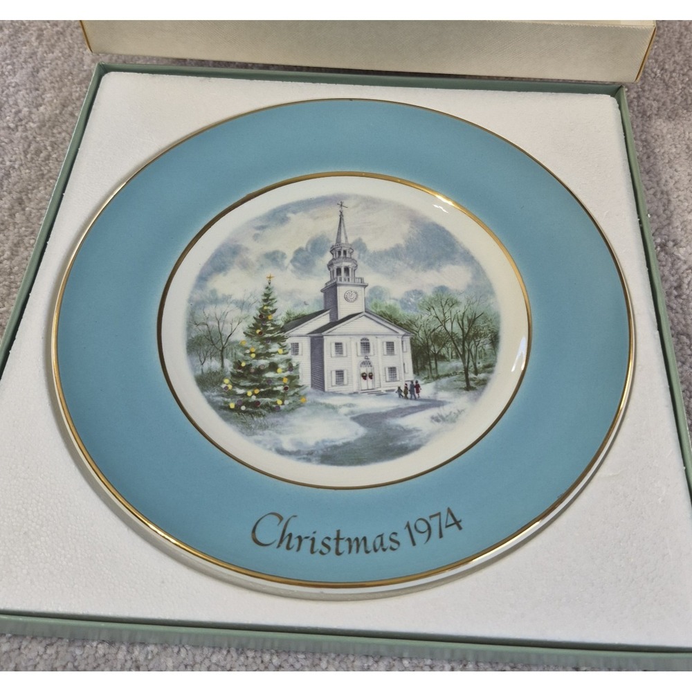 Vtg. 1974 Avon Christmas Collector Plate Country Church Winter Scene 2nd ed.